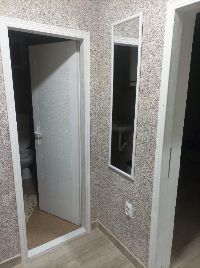 Apartmani Marija Zemun Zemun Polje Kültér fotó